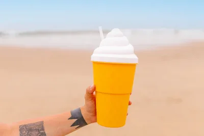 Cucurucho de helado en el paseo
