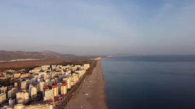 El paseo marítimo frente a la tienda